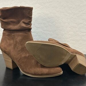Universal Thread brown heeled‎ ankle bootie slouch stacked faux suede size 11 3”